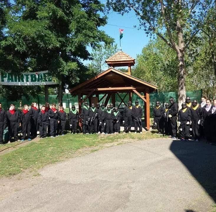 Nagy csapat a pálya bejáratánál
